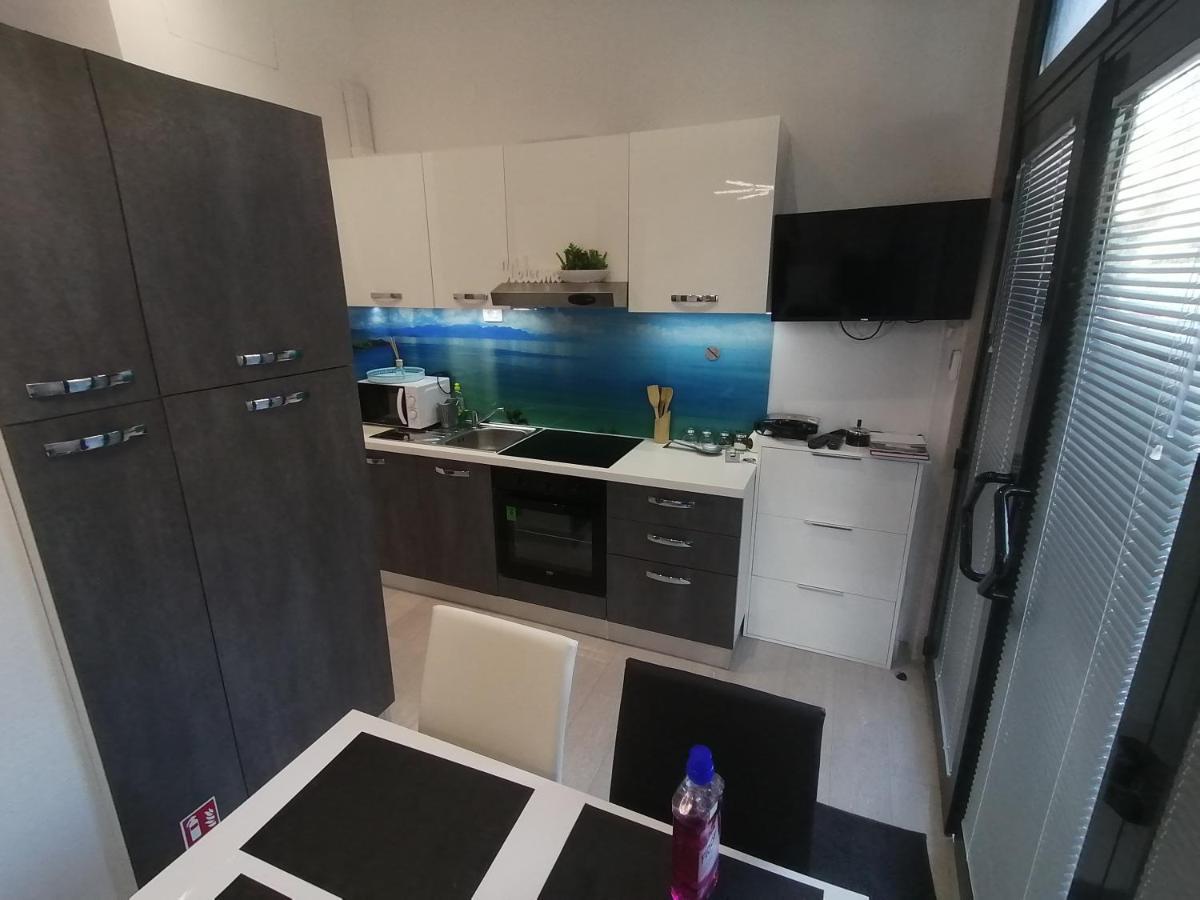 Apartment Rose By The Beach & Tennis Courts سبليت المظهر الخارجي الصورة