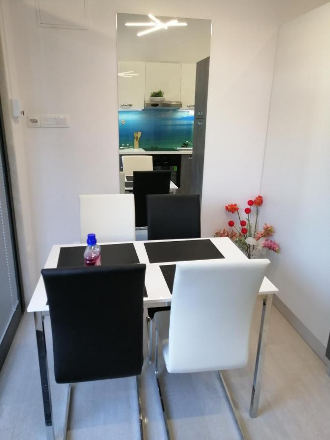 Apartment Rose By The Beach & Tennis Courts سبليت المظهر الخارجي الصورة
