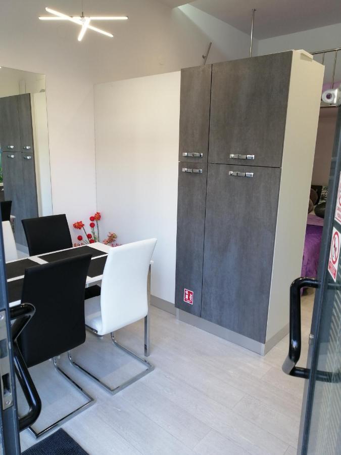 Apartment Rose By The Beach & Tennis Courts سبليت المظهر الخارجي الصورة